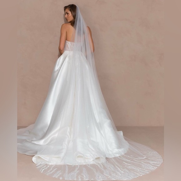 Brand new unaltered and unworn wedding dress - Picture 3 of 6